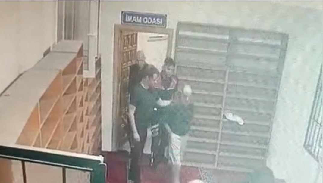 hapis cezasi nedeniyle aranan kisi dolabin icinde yakalandi t6ZqxAjS