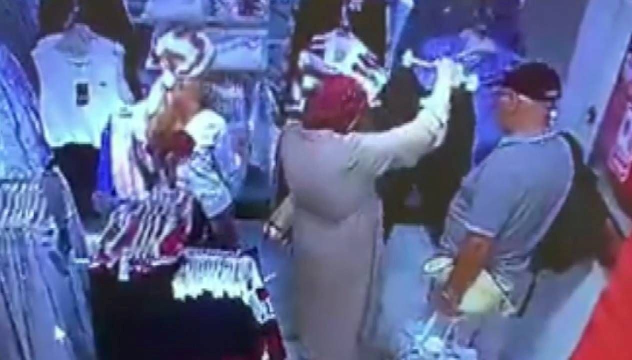 musteri gibi magazaya girdi turisti soyup cikti 4dKDtUUr