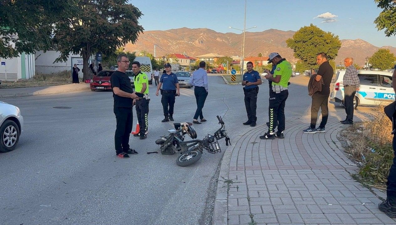 panelvan elektrikli bisiklete carpti bir kisi agir yaralandi czm7UxQE