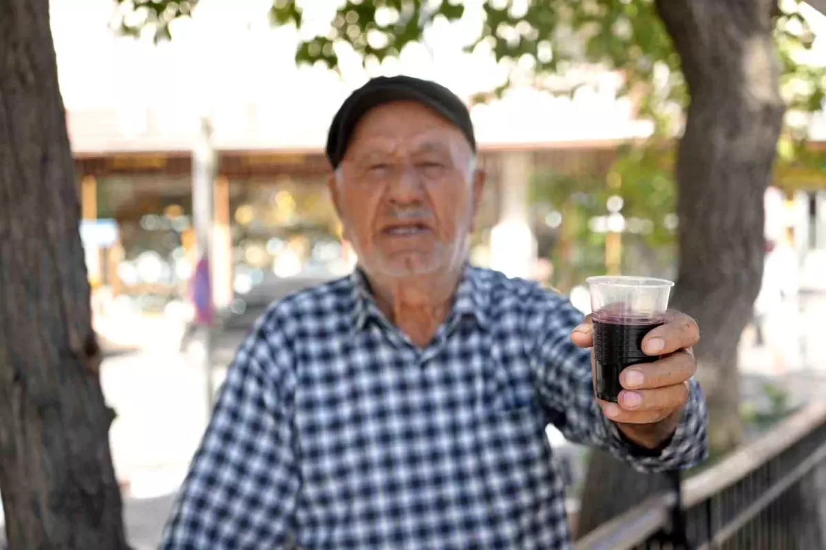 86 yasindaki usta 40 yildir dogal karadut suyu satiyor CTAIOMFY.jpg