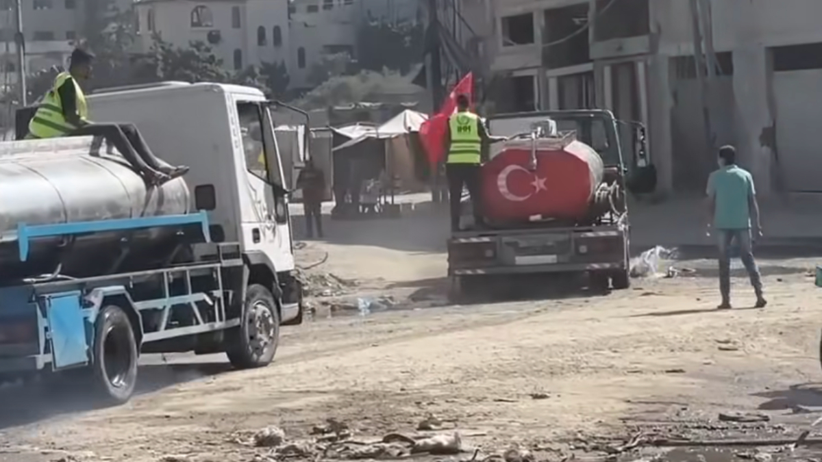 ihh su krizinin yasadigi gazzede tankerlerle su dagitti O5nVMPB6.jpg