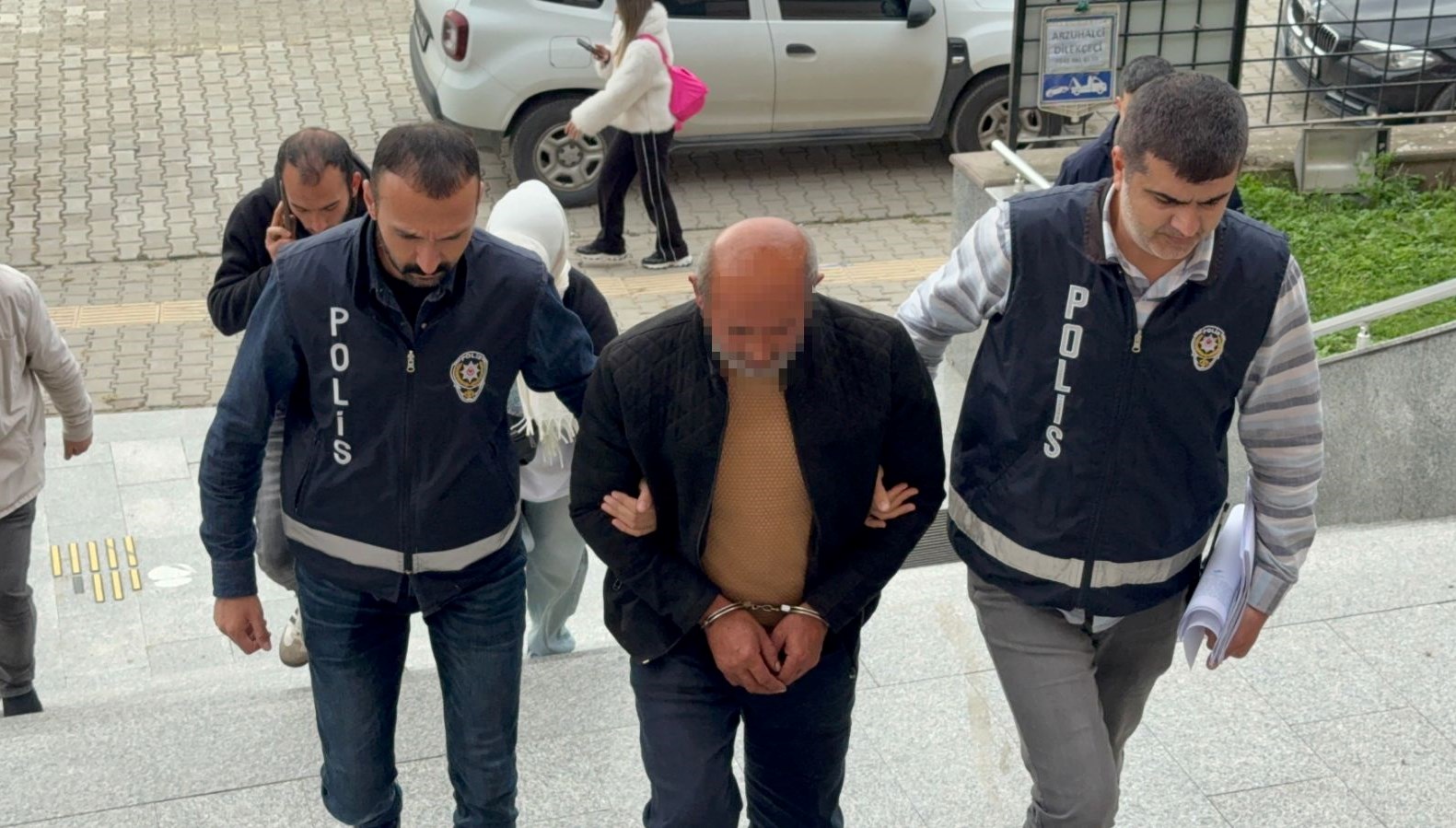 kiralik aracla kaza yapan oglu yuzunden banka soydu 6vrl4RWF.jpg