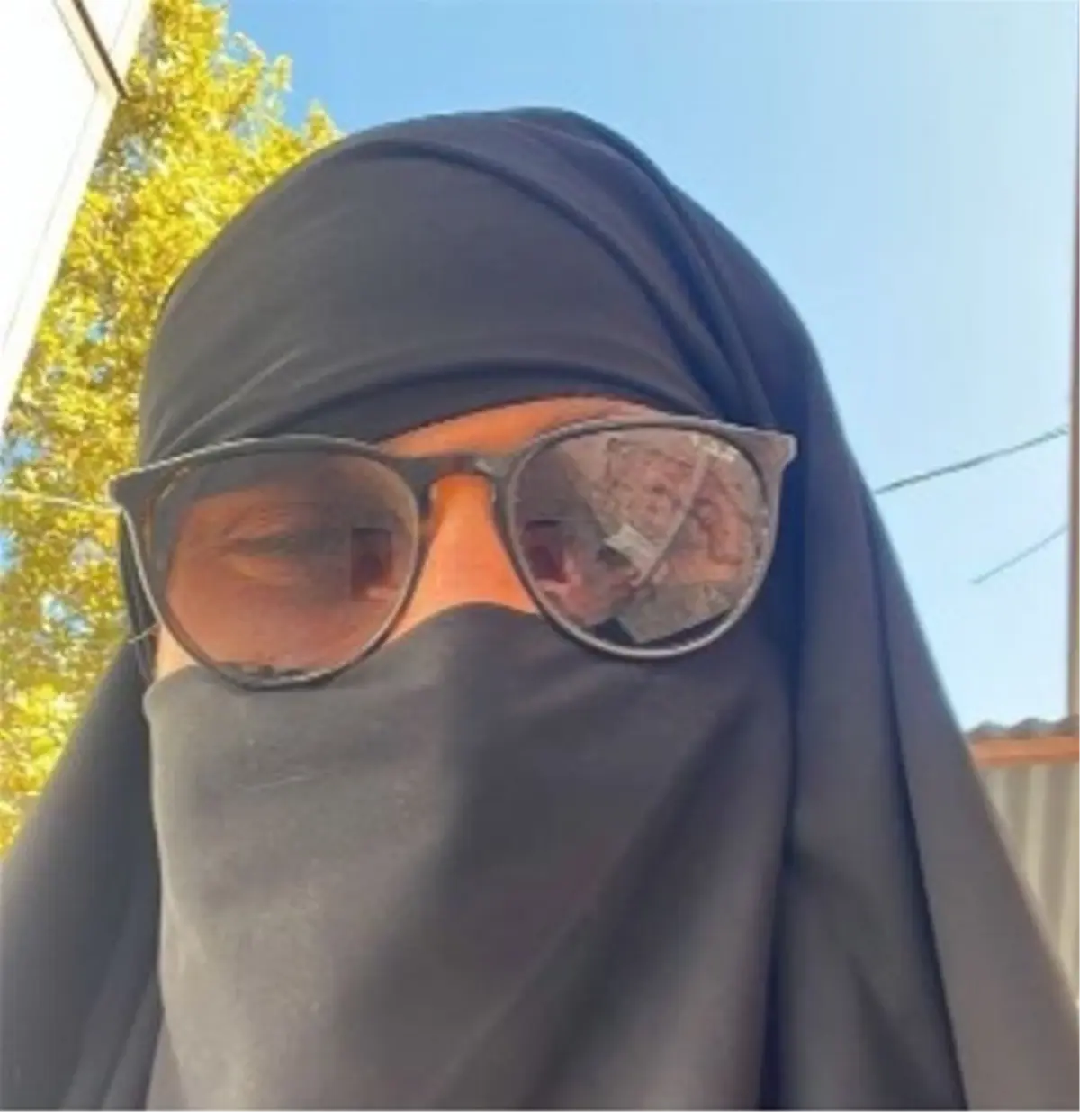 metroda siyah carsafla dolasan adam gozaltina alindi LxT8pY9m.jpg