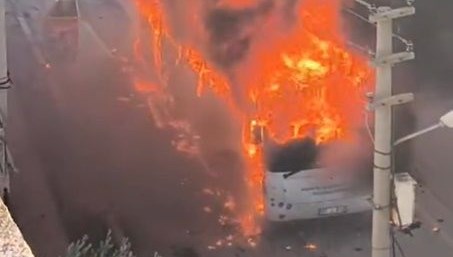 park halindeki ozel halk otobusu alev topuna dondu rOtiJncL