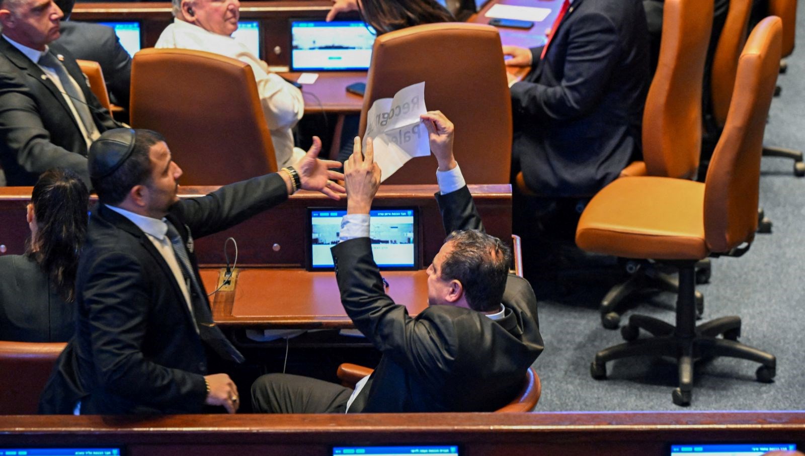 trump konusuyordu israil meclisinde filistini taniyin pankarti acildi 9WtlpUlR.jpg