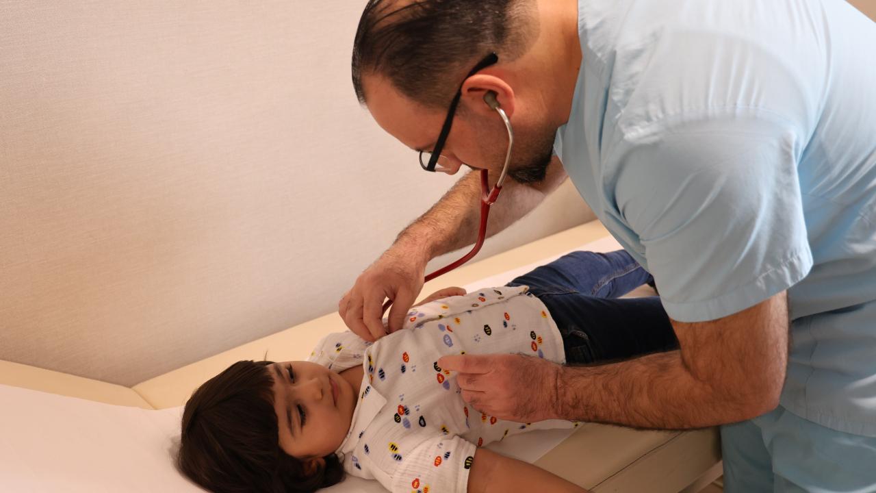 200 binde bir gorulen hastalik 2 yasindaki cocugun gogus boslugu bagirsakla doldu jl7QyDjk.jpg