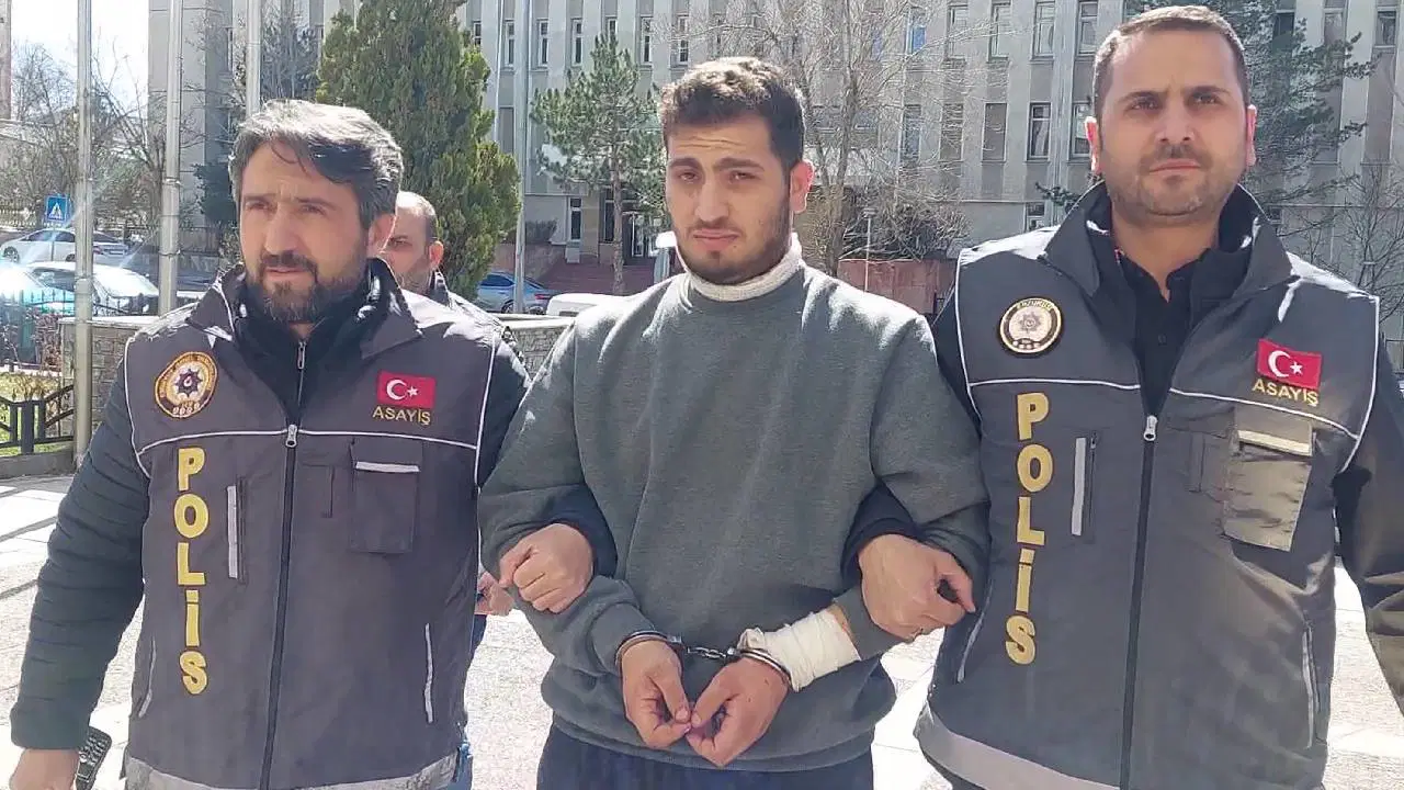 evli oldugu kadini hastane bahcesinde bogarak oldurmustu cezasi belli oldu CjRNTdpK.jpg