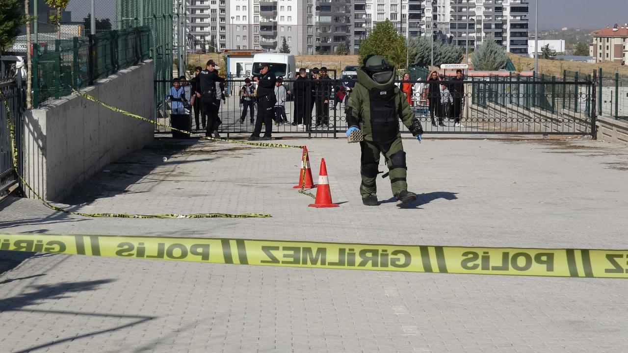 okul yerleskesindeki havai fisek rampasi panige neden oldu EwsZ8yBf.jpg