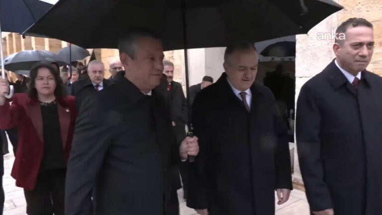 chp-genel-baskani-ozgur-ozel-ile-mhpli-erkan-akcay-arasinda-sohbet-zdDBXMK4