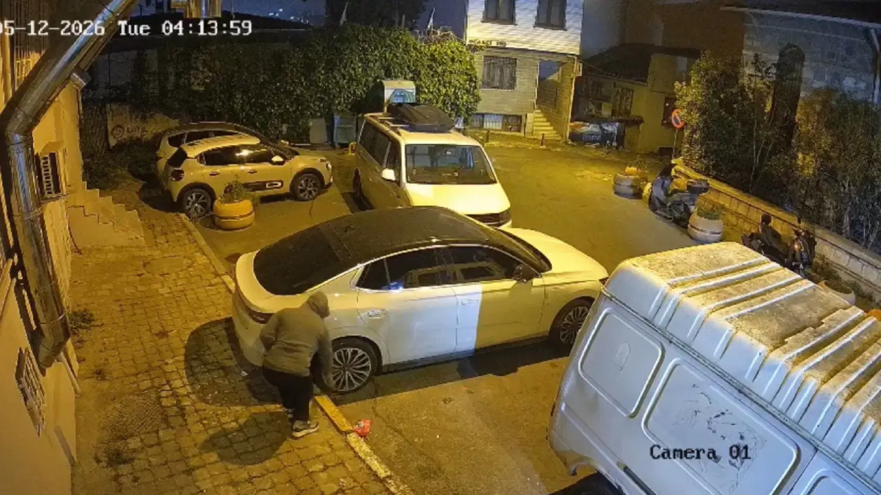 Beyoğlu’nda İş Adamının Araçlarına Saldırı: Lastikleri Kesildi