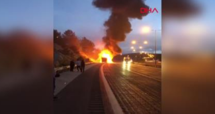 Otoyolda Yangın Korkusu: Yolcu Otobüsü Alev Alev Yandı!