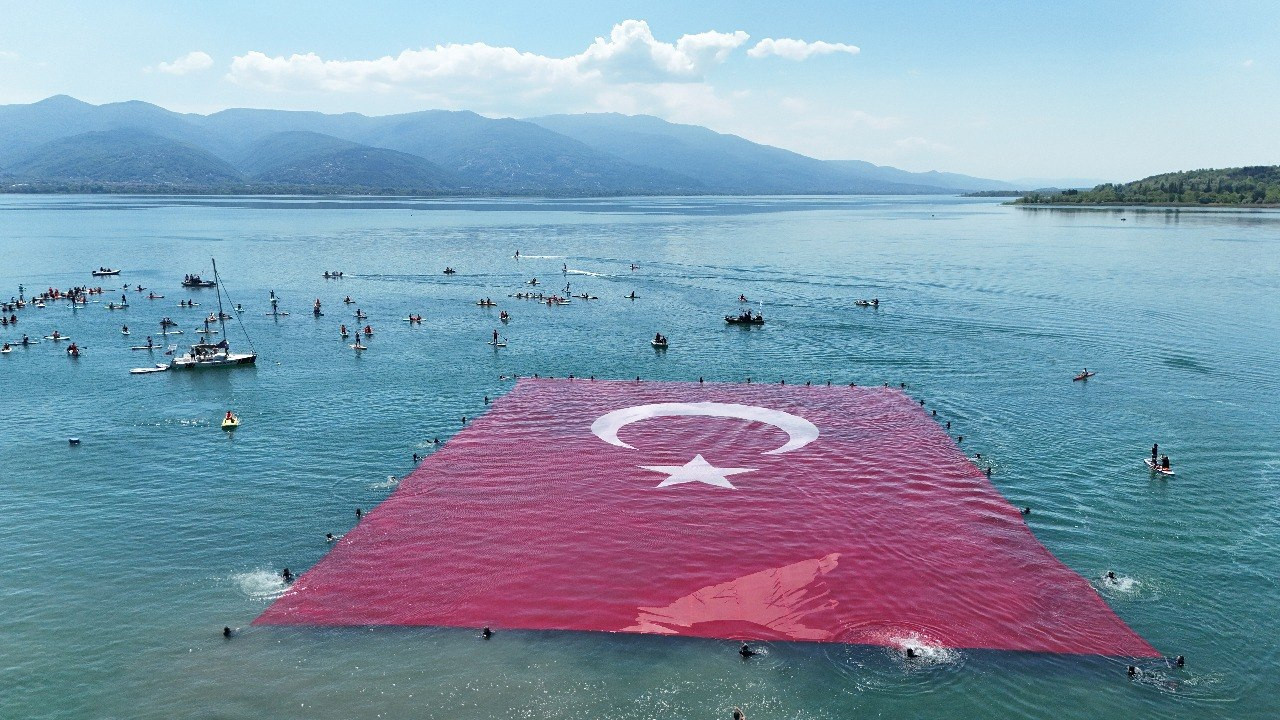 Sapanca Gölü’nde Dev Türk Bayrağı Coşkuyla Açıldı