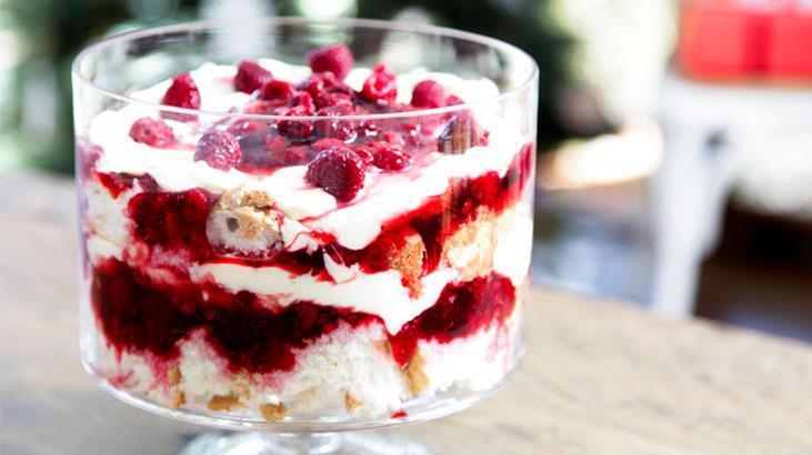Şerbetli tatlıları sollayan trifle tarifi! Hem meyveli hem serin