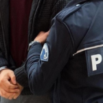 Parkta uyusturucu satarken yakalandi kVnf18Lp