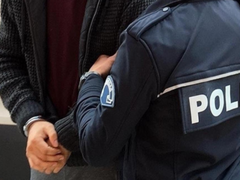 Parkta uyusturucu satarken yakalandi kVnf18Lp